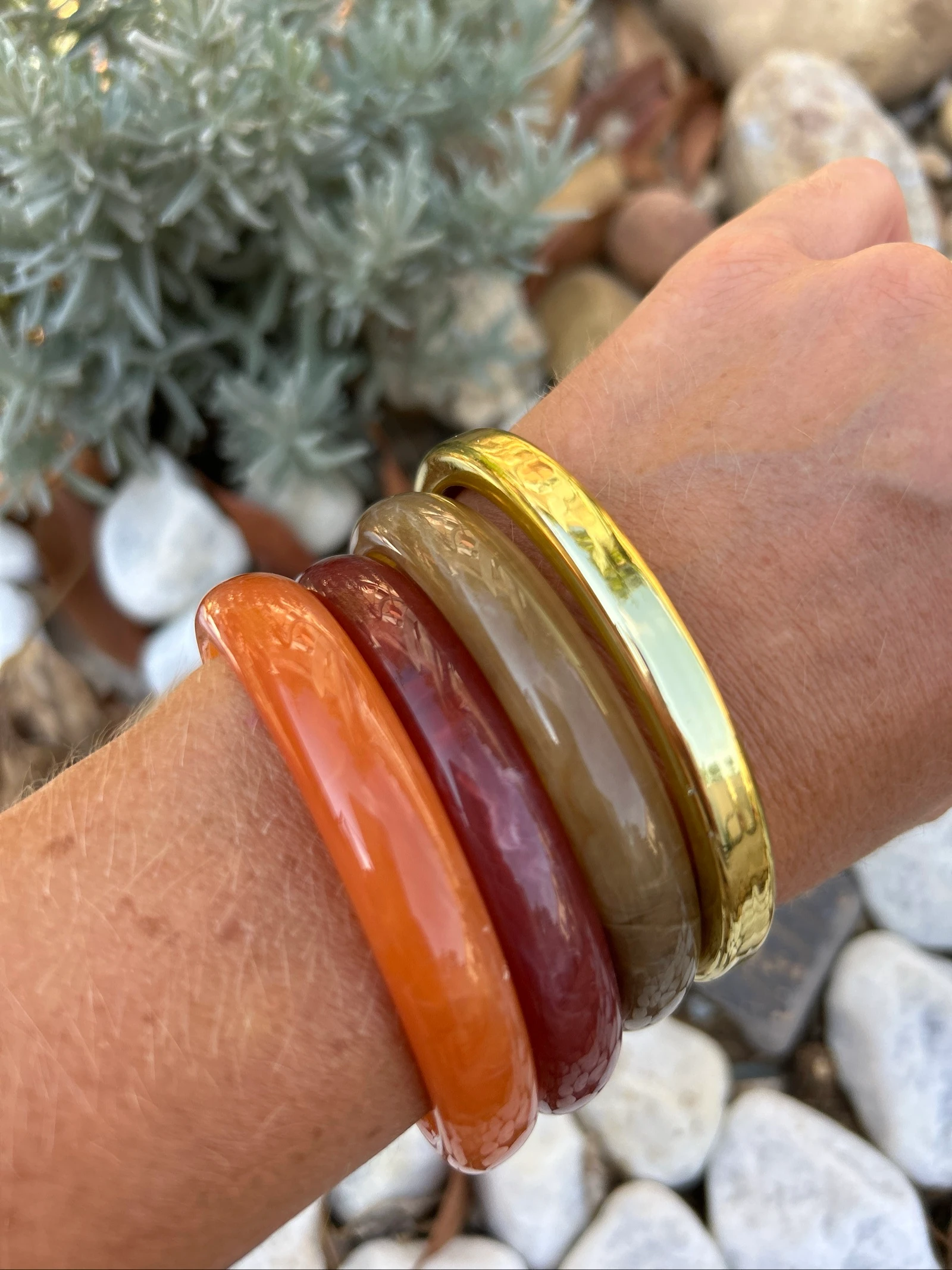 Lot 4 bracelets résine jade rouge, doré, orange et kaki